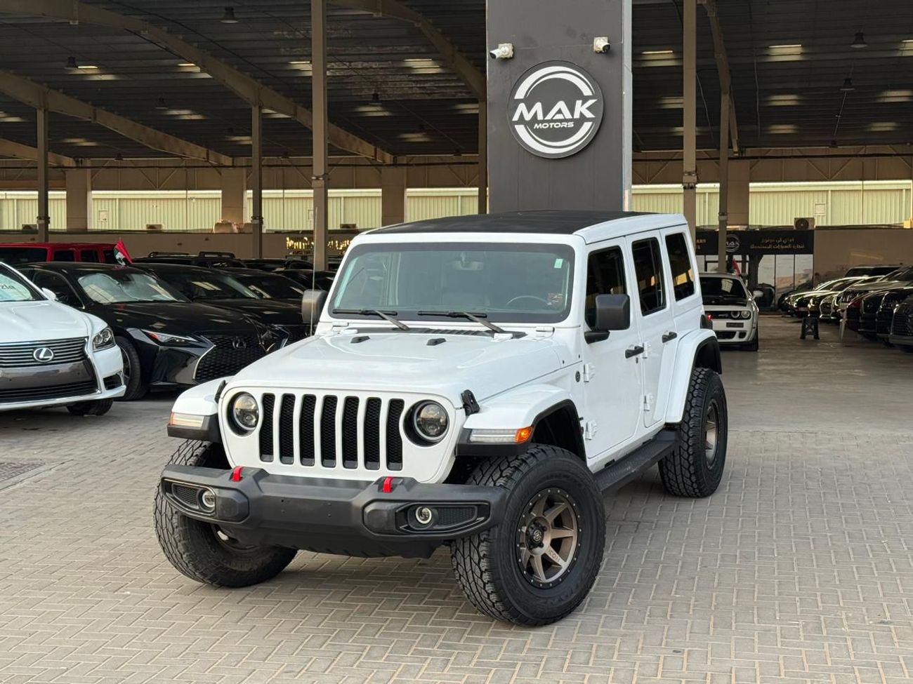 Jeep Wrangler Unlimited Sahara 3.6L 3.6L V6 / SAHARA / PANORAMIC ONE TOUCH ROOF / LEATHER / BIG SCREEN / LOW MILEA