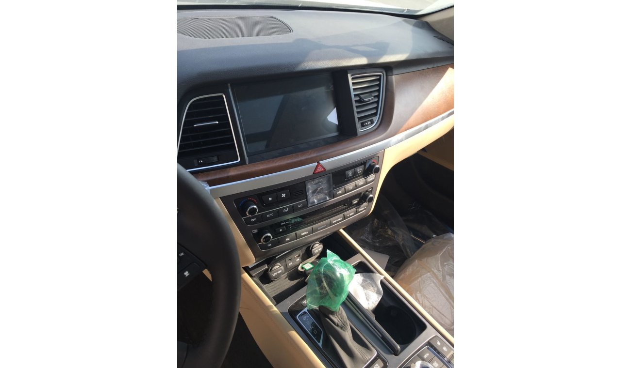 Hyundai Genesis Brand new Hyundai Genesis for sale in Dubai. White 2016 model,