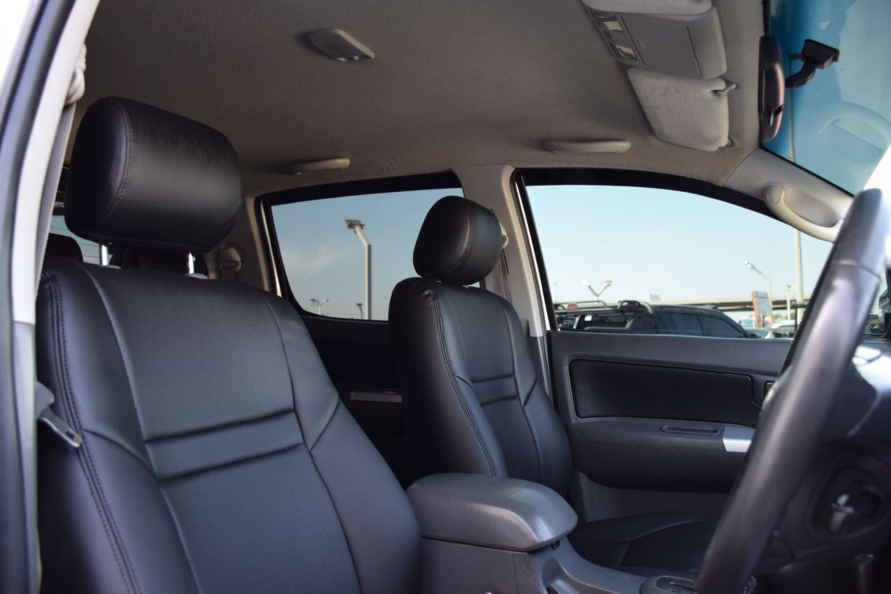 تويوتا هيلوكس 4X4 Diesel 3.0L (Right Hand)