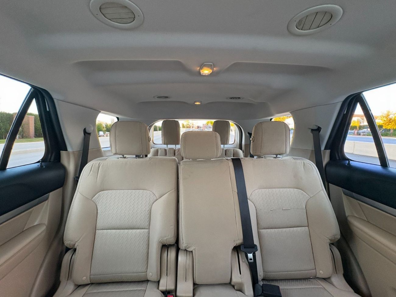 Ford Explorer FWD 3.5L V6 A/T | 2016 | GCC SPECS | WHITE EXTERIOR | AED 740 per month