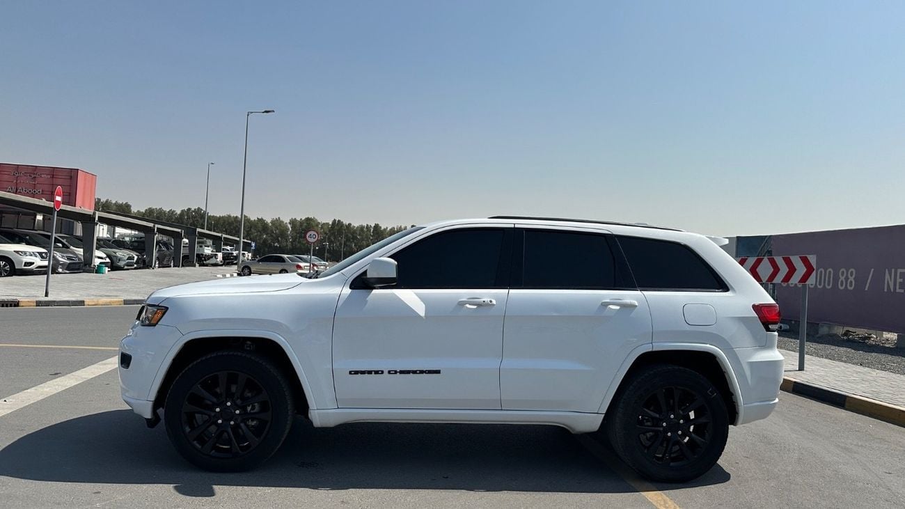 جيب جراند شيروكي Laredo 3.6L 4WD