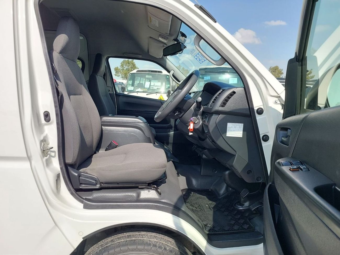 تويوتا هاياس TOYOTA HIACE COMMUTER VAN RHD 2015 MODEL 3.0 L DIESEL AUTOMATIC(PM26086)