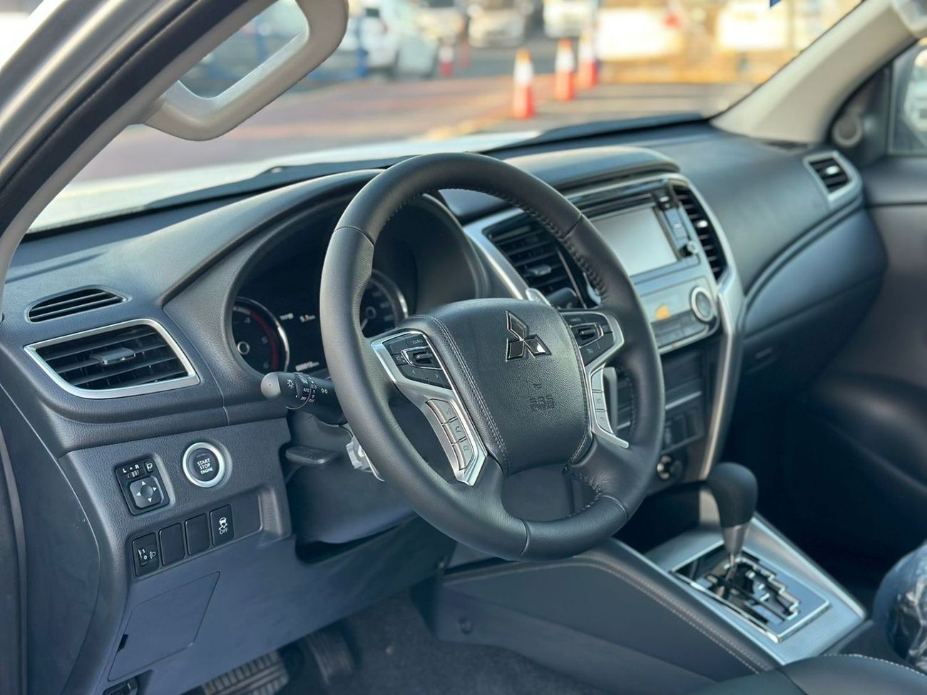 Mitsubishi L200 Mitsubishi L200 SPORTERO DIESEL - 2.4L - DOUBLE CABIN - 4X4 - A/T - POWER LOCKS AND POWER WINDOWS