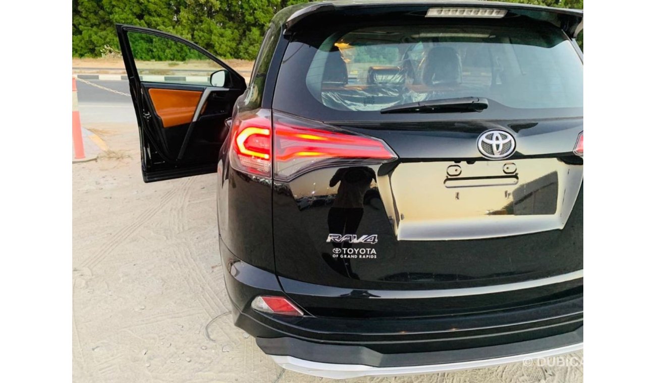Toyota RAV4 2018 XLE  4WD  Full Option Push Start with Sunroof