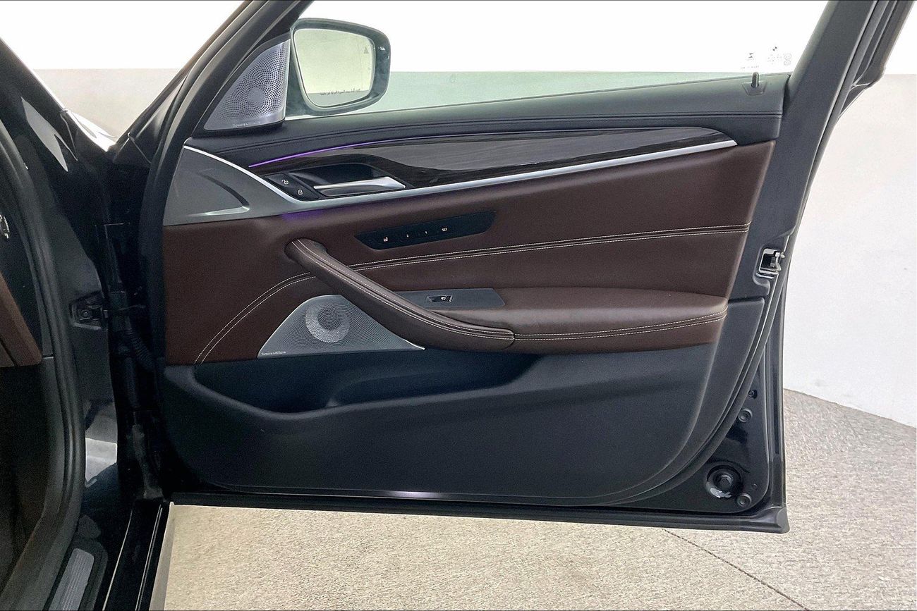 بي أم دبليو 530i Luxury + M Sport Package | شامل الضمان | 0 ﺪﻔﻋﺓ ﺃﻮﻟﻯ