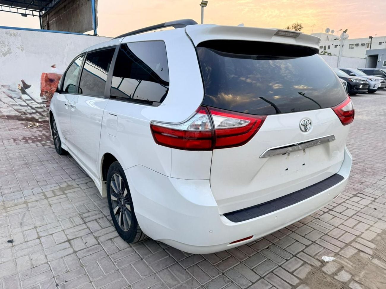 Toyota Sienna 2018 TOYOTA SIENNA XLE 360 cam  full option Ready  White