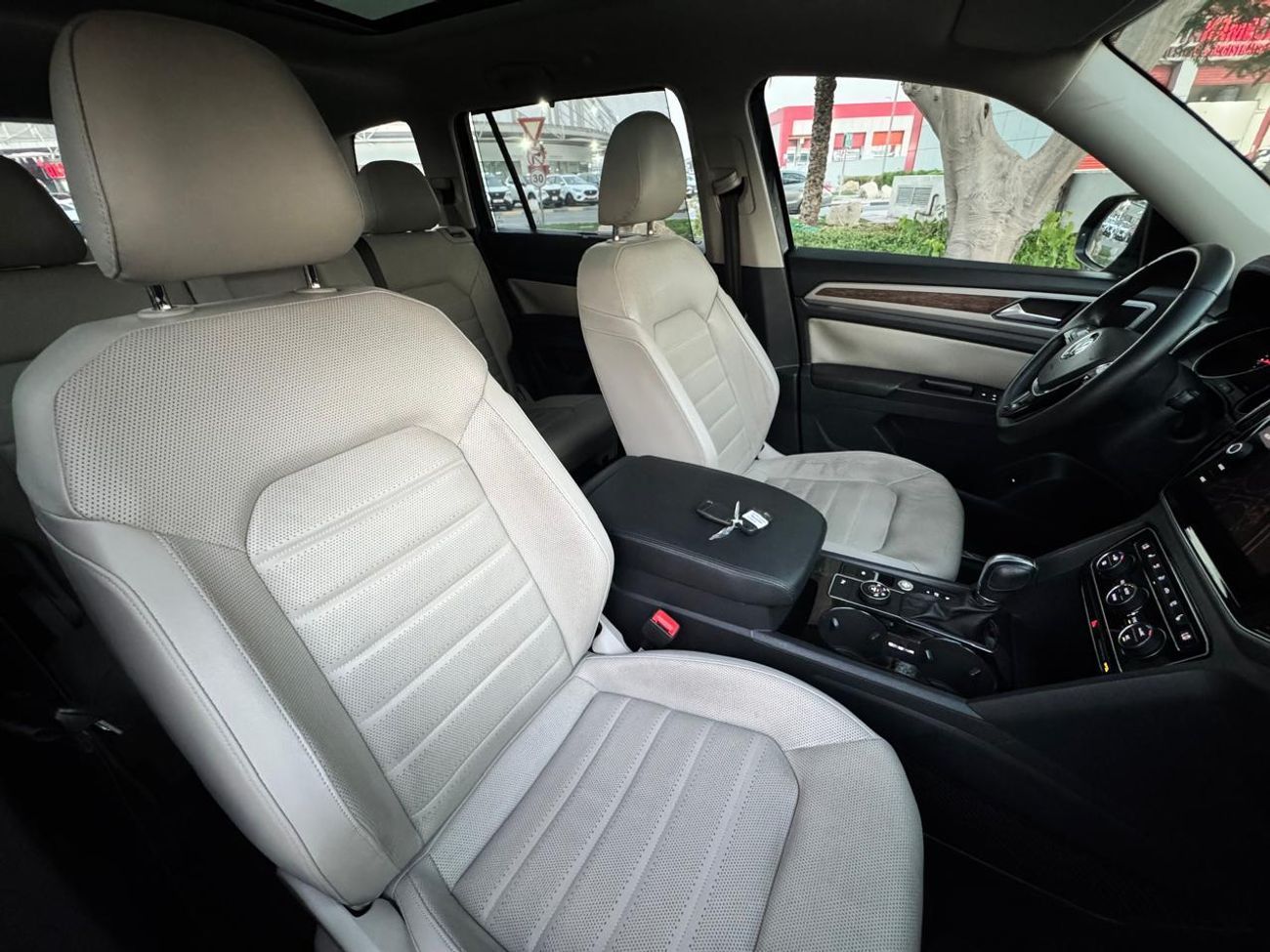 Volkswagen Teramont R-Line 3.6L VOLKSWAGEN TERAMONT 2019 GCC R LINE V6 FULL OPTIONS 7 SEATER WITH ONE YEAR DEALER WARRAN