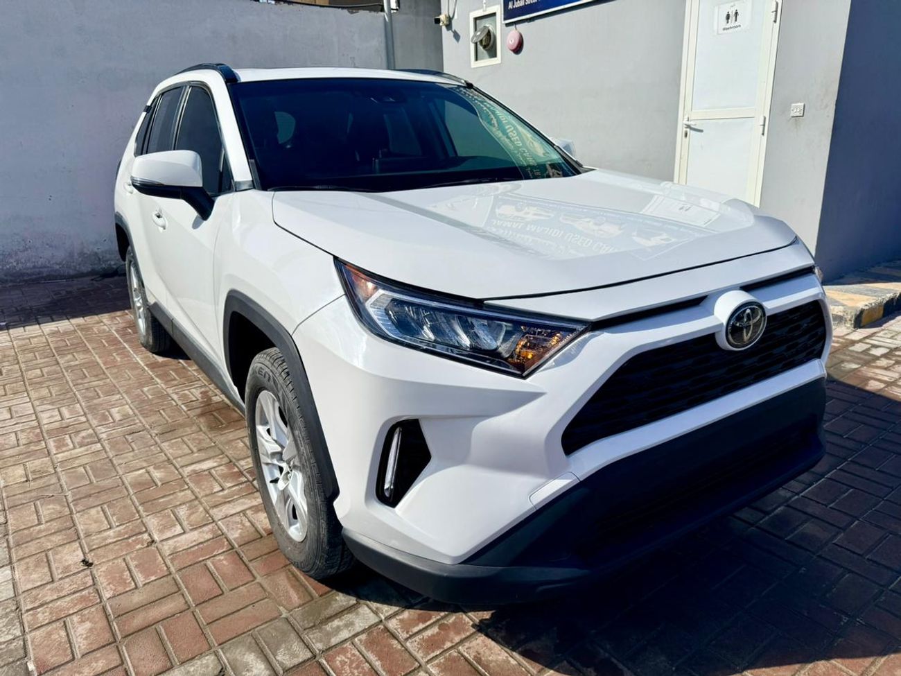 Toyota RAV4 2021 Toyota Rav4  XLE 2.5L full option + sunroof + Push start + alloy rim + Radar + keyless Entry  e