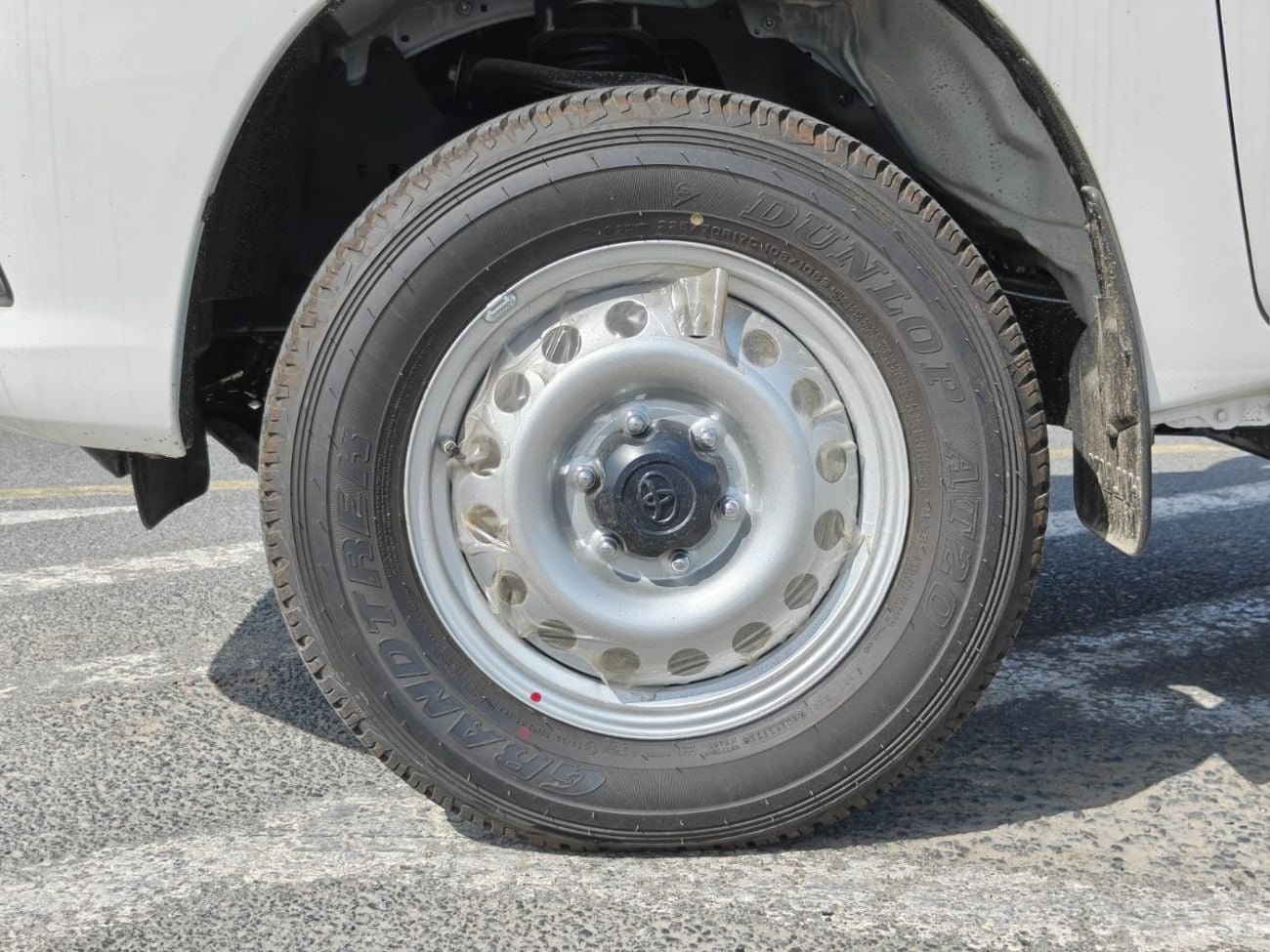 تويوتا هيلوكس 2026 Toyota Hilux white/red 2.4L diesel manual GCC spec mid option