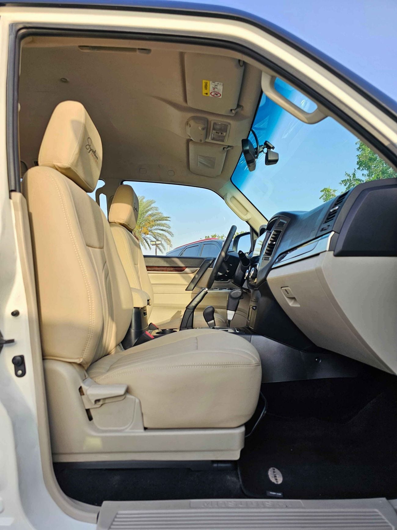 Mitsubishi Pajero GLS 3.5/ 4WD/ LEATHER/ DVD CAMERA/ LOW MILEAGE/ ONLY FOR EXPORT / LOT#700167
