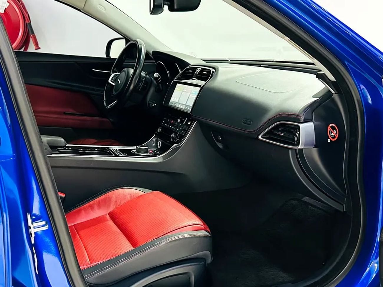 Jaguar XE R-SPORT