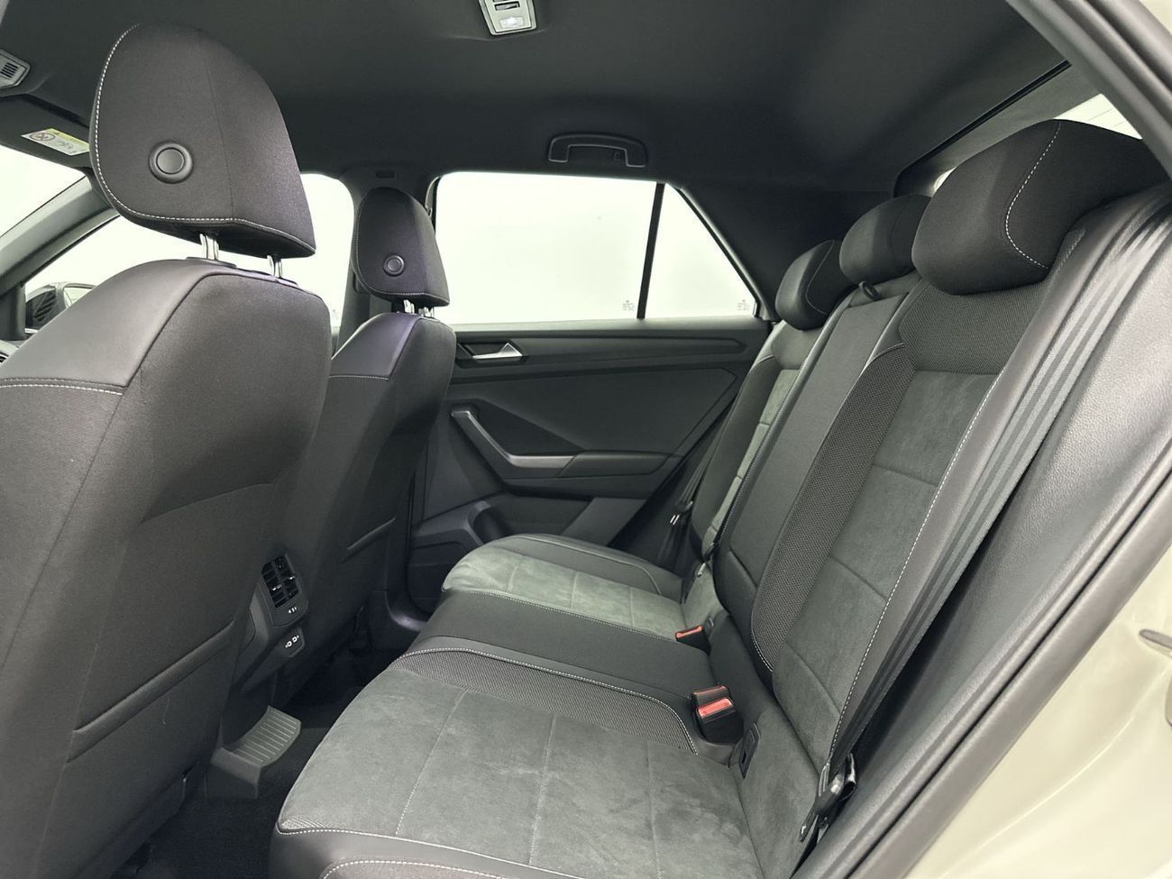 Volkswagen T-ROC Style 1.4L Style without Sunroof w/ Black Style (Ref#34595) / 27,100 AED SAVINGS from New Car