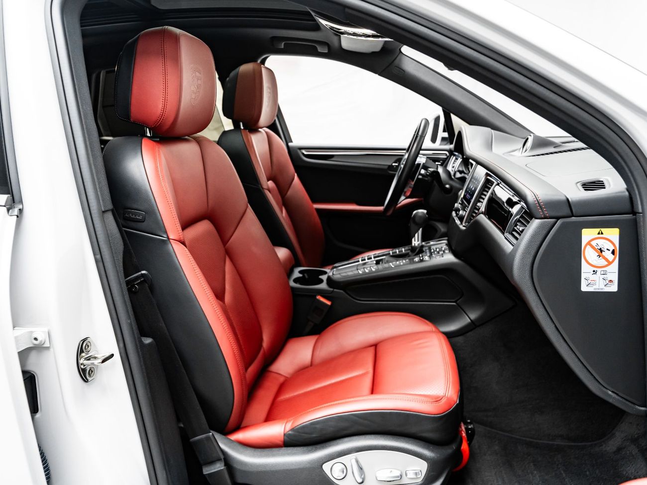 Porsche Macan Std 2.0L (260 HP) 2018 Porsche Macan, 1 Year Blackline Warranty, Full Service History, GCC