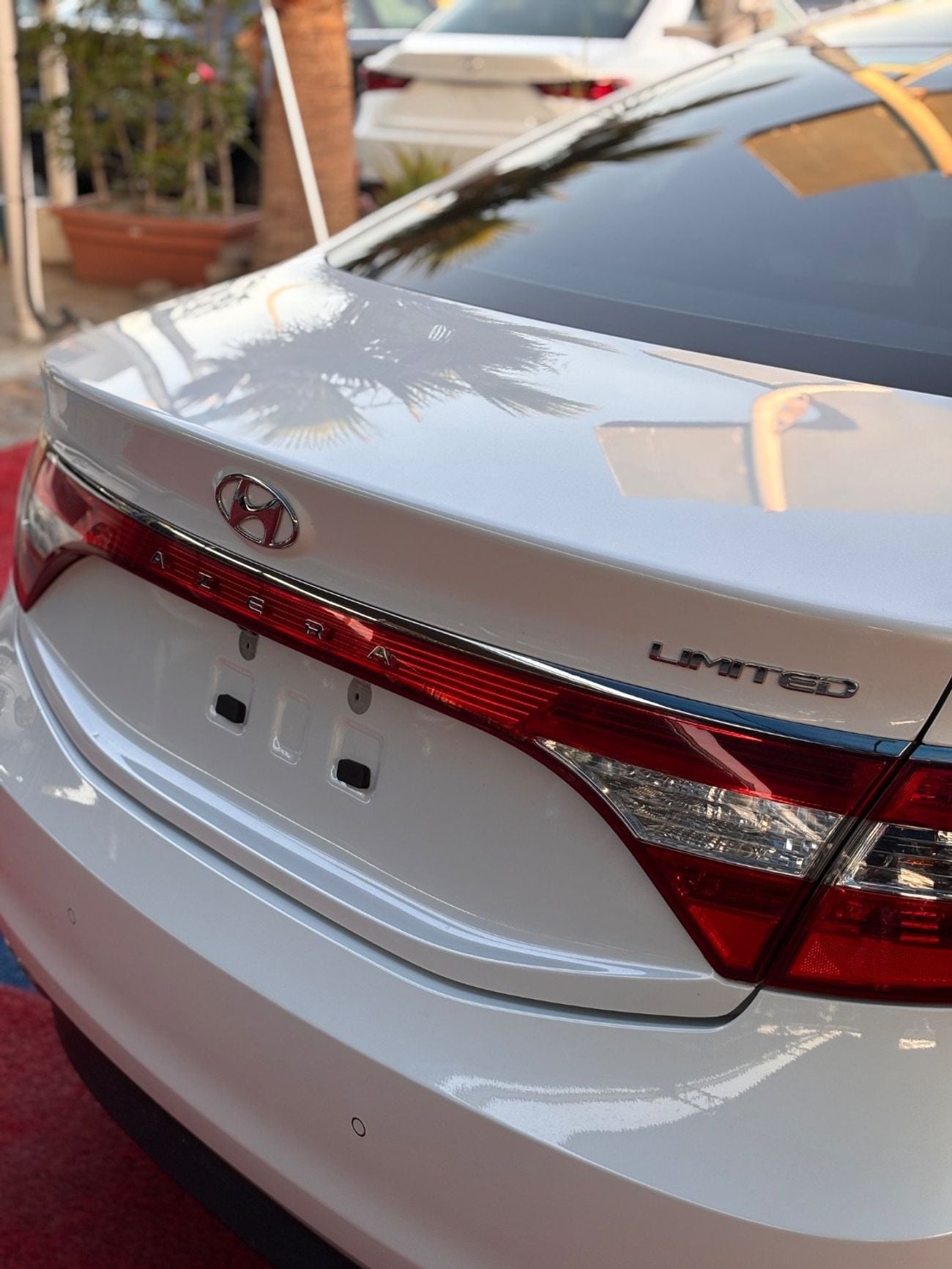 هيونداي أزيرا The 2016 Hyundai Azera Limited Edition is a full-size sedan that offers a blend of luxury and comfor