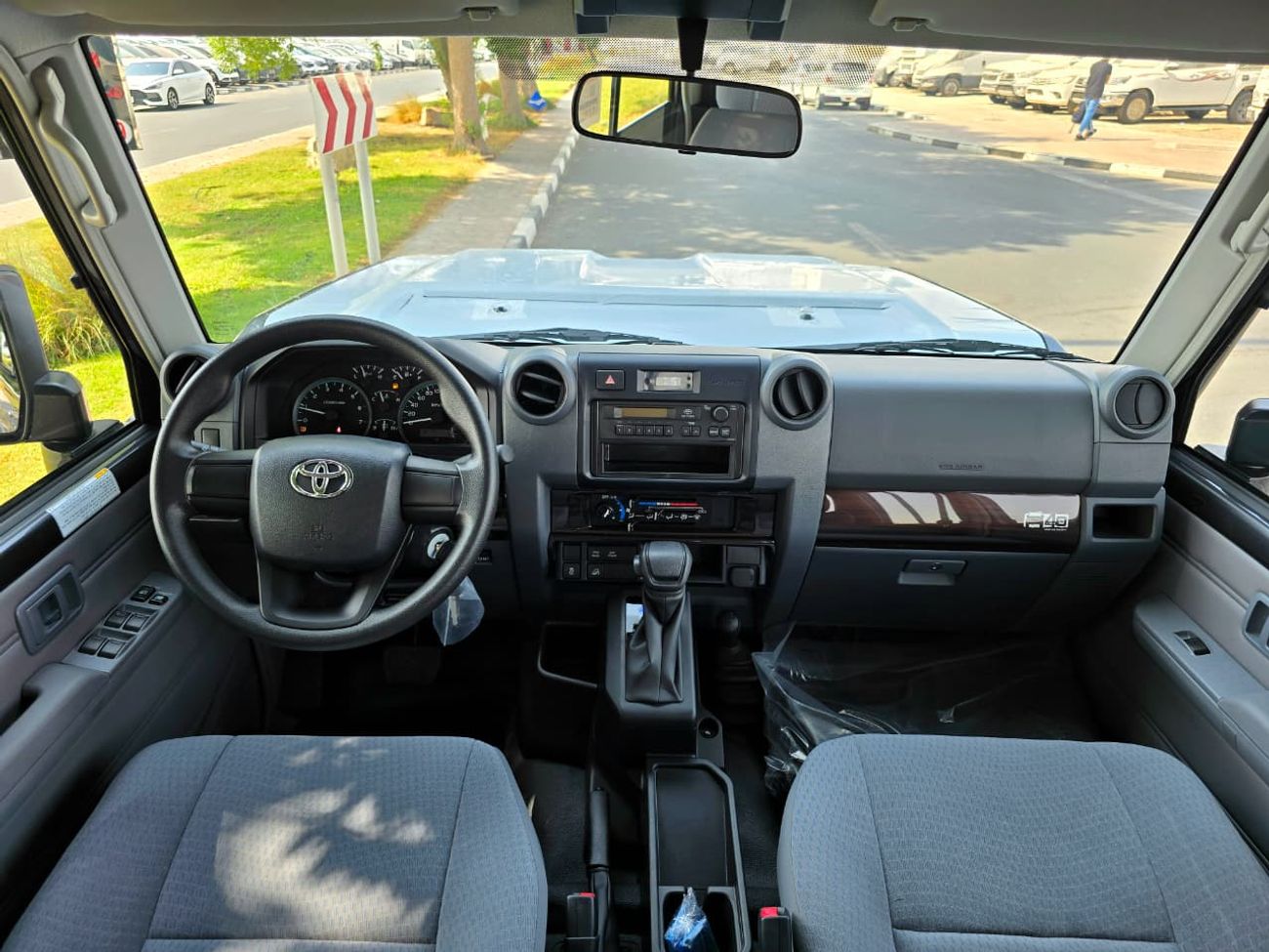 Toyota Land Cruiser LC79 DC PETROL 4.0 AT - DIFF LOCK - STD - 2025 MODEL - GRAY INSIDE GRAY - GCC SPECS