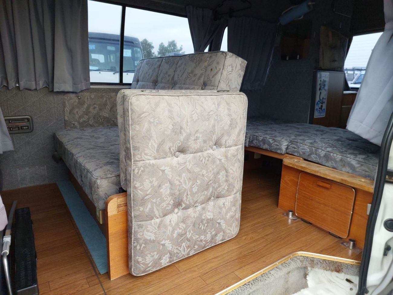 Toyota Hiace TOYOTA HIACE VAN RHD 1994  MODEL 2.7 L DIESEL AUTOMATIC(PM01681)