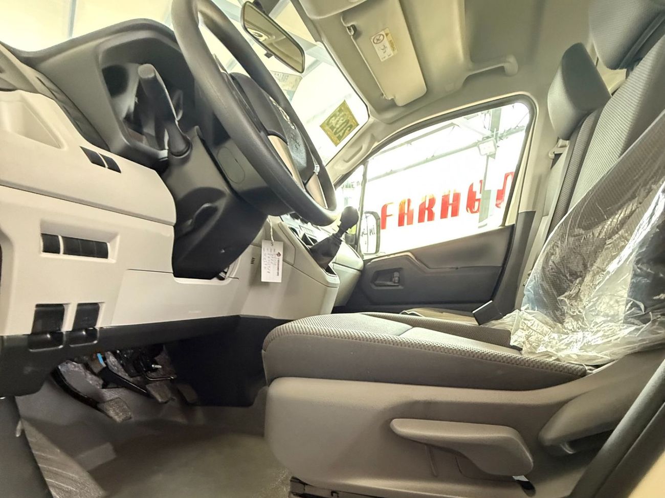 Toyota Hiace 3.5 V6 CARGO MANUAL TRANSMISSION **EXPORT ONLY**التصدير فقط خارج الخليج***