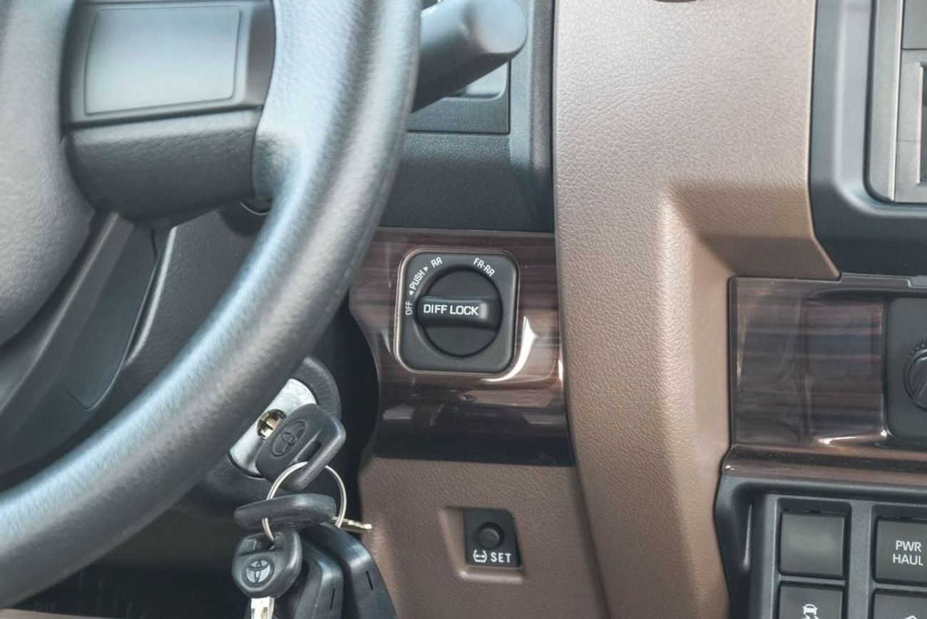 تويوتا لاند كروزر بيك آب TOYOTA LAND CRUISER 79 4.0L AT DC 4WD PICKUP 2025