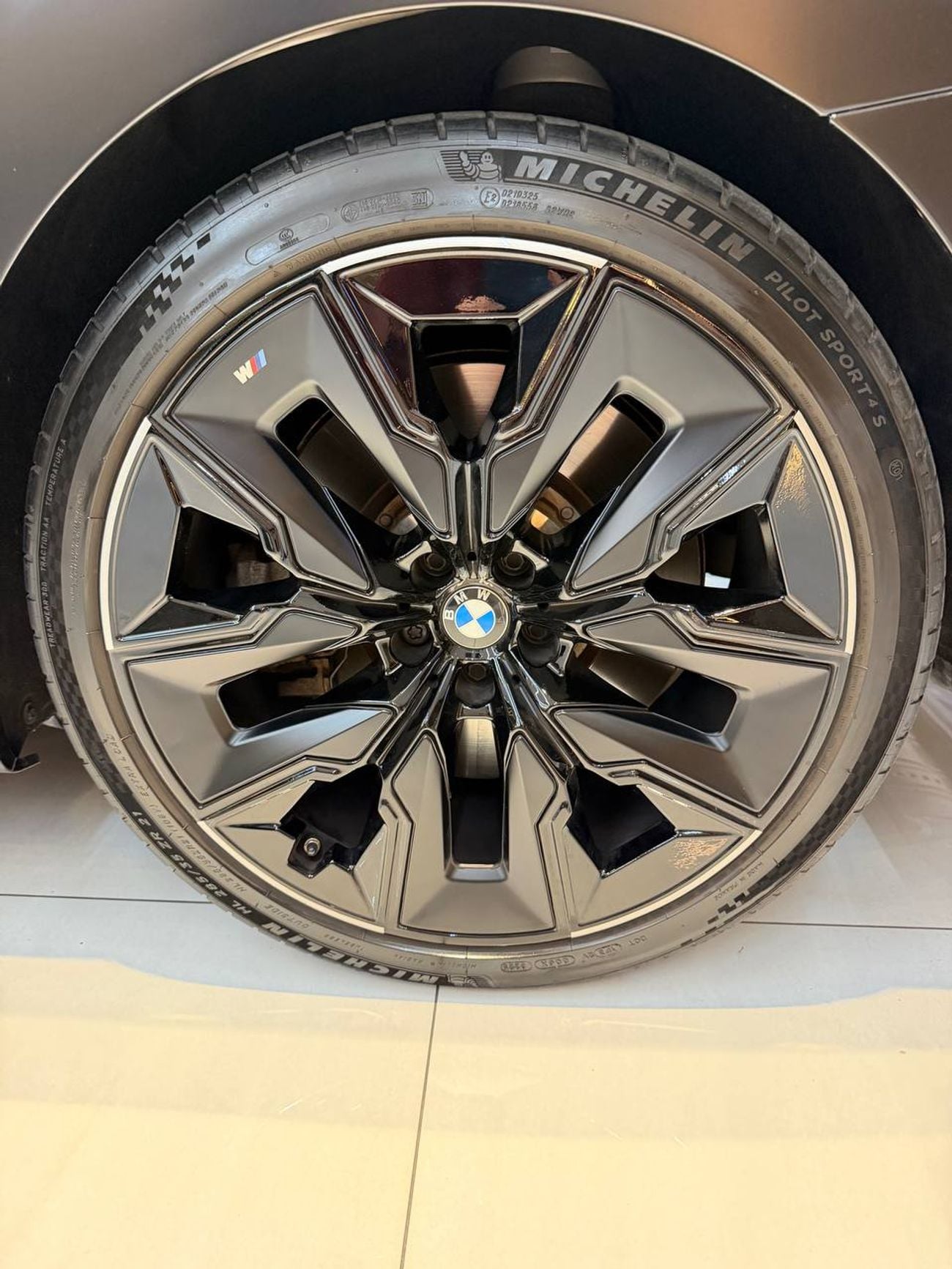 بي أم دبليو 760i 4.4L · 8 Cyl · Automatic · Petrol · Sedan · All Wheel Drive · 5 Seats · 4 Door