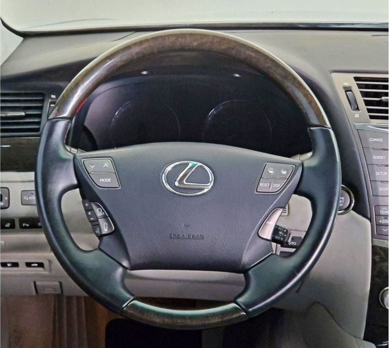 لكزس LS 460 4.6L - 8CYL - EXCELLENT CONDITION NO ACCIDENT  AMERICAN SPECS CLEAN TITLE