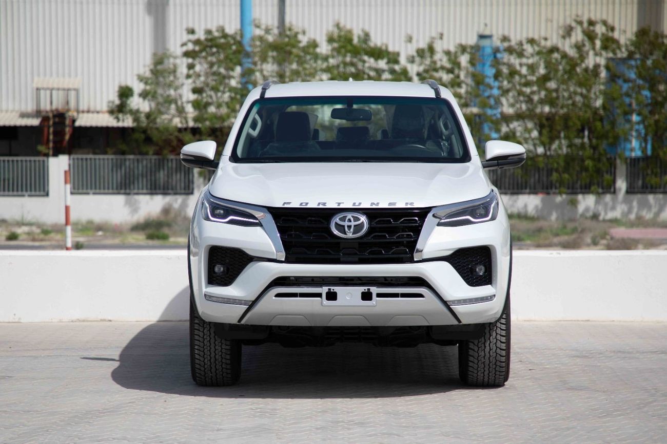 Toyota Fortuner 2023 Toyota Fortuner 4.0 Adventure - Platinum White Pearl inside Black