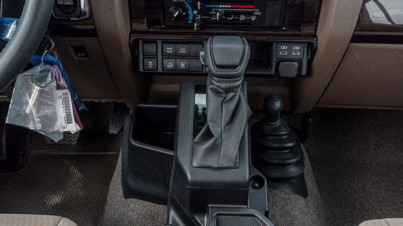 Toyota Land Cruiser 70 Toyota Land Cruiser LC76 4.0L AT Petrol (Grey-Brown) Basic