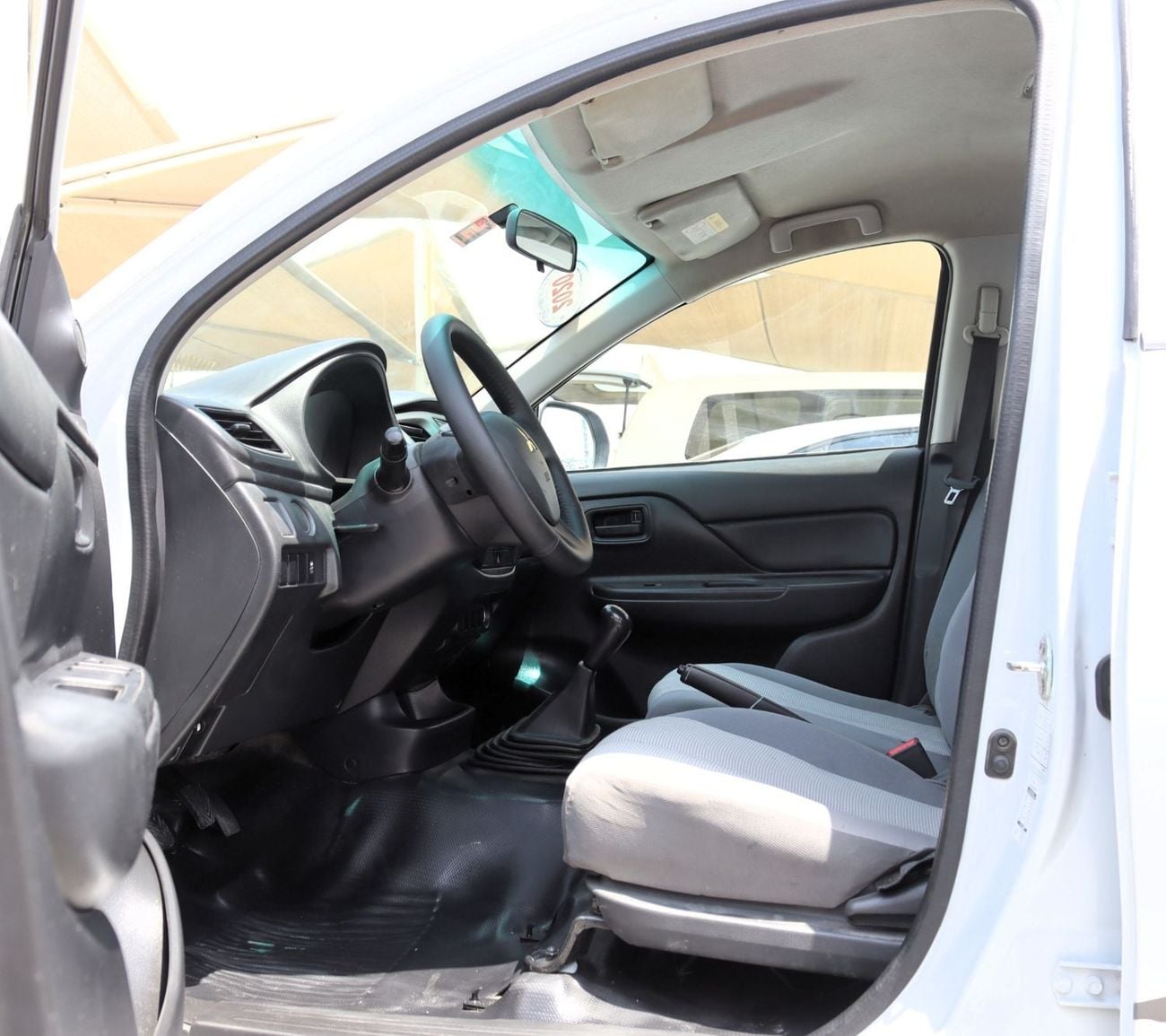 ميتسوبيشي L200 GL خالية من الحوادث - خليجية - دفع ثنائي - حالة ممتازة من الداخل والخارج