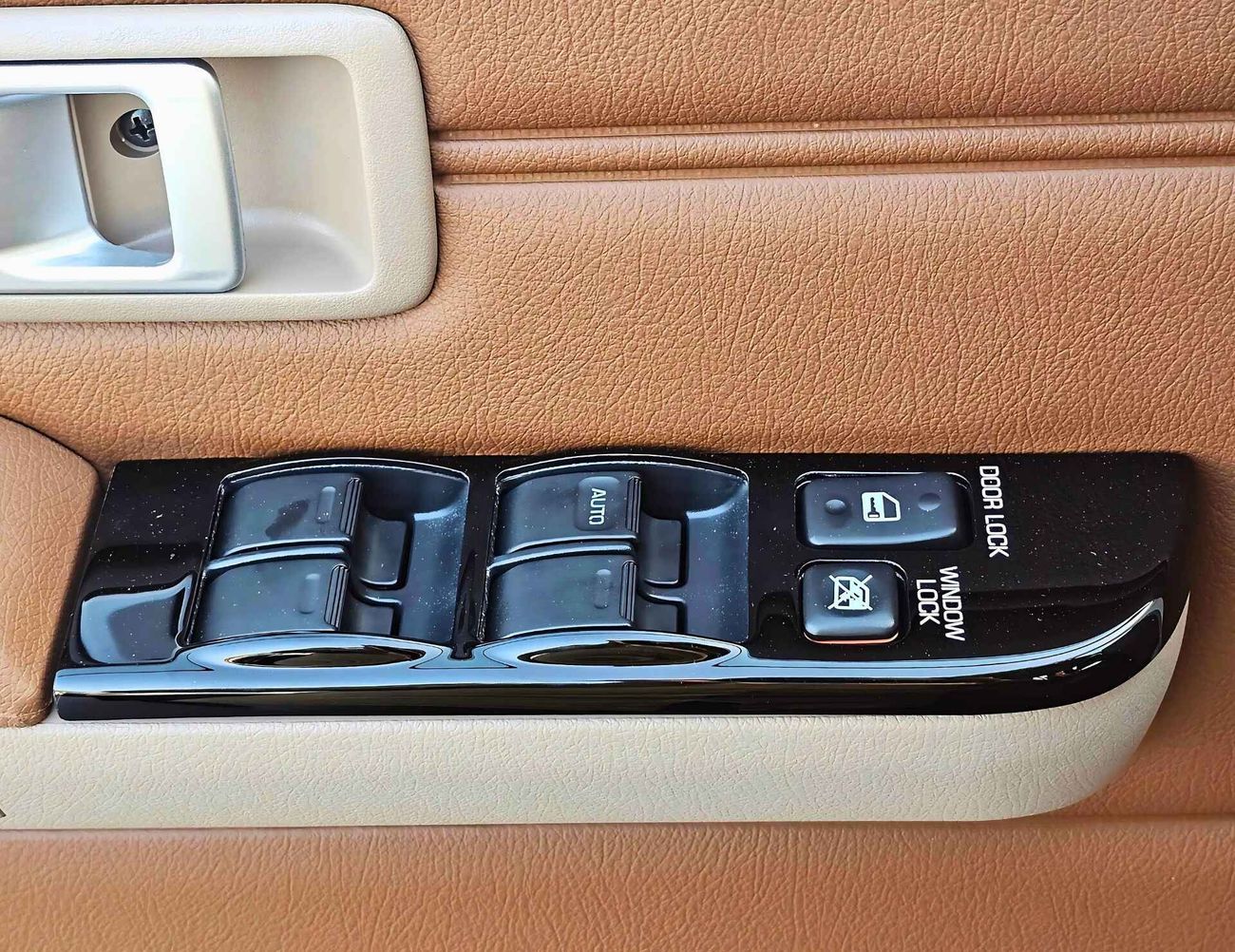 Toyota Land Cruiser 70 4.0L A/T PETROL | TOP VARIANT | DIFF LOCK | REFRIGETOR | WINCH (CODE # 68001)