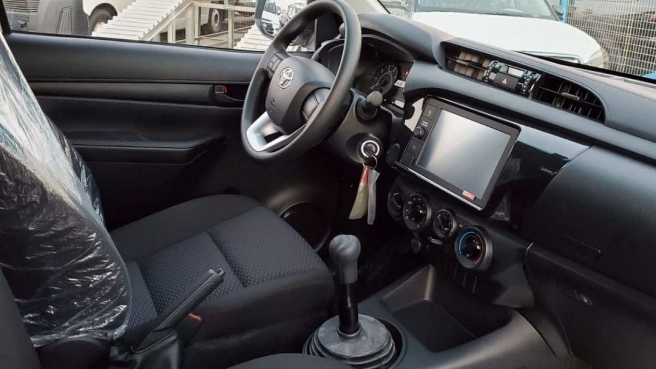Toyota Hilux double cabin 2.4 Diesel ,,,4X4,,, white color Black interior 2024 Basic option ( for local registrat