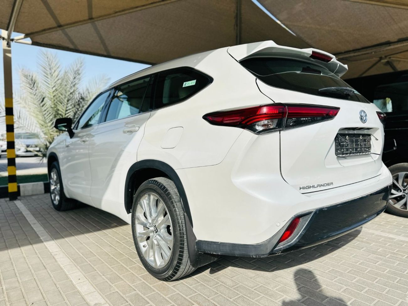 تويوتا هايلاندر 2023 Toyota Highlander VXR - White inside Beige