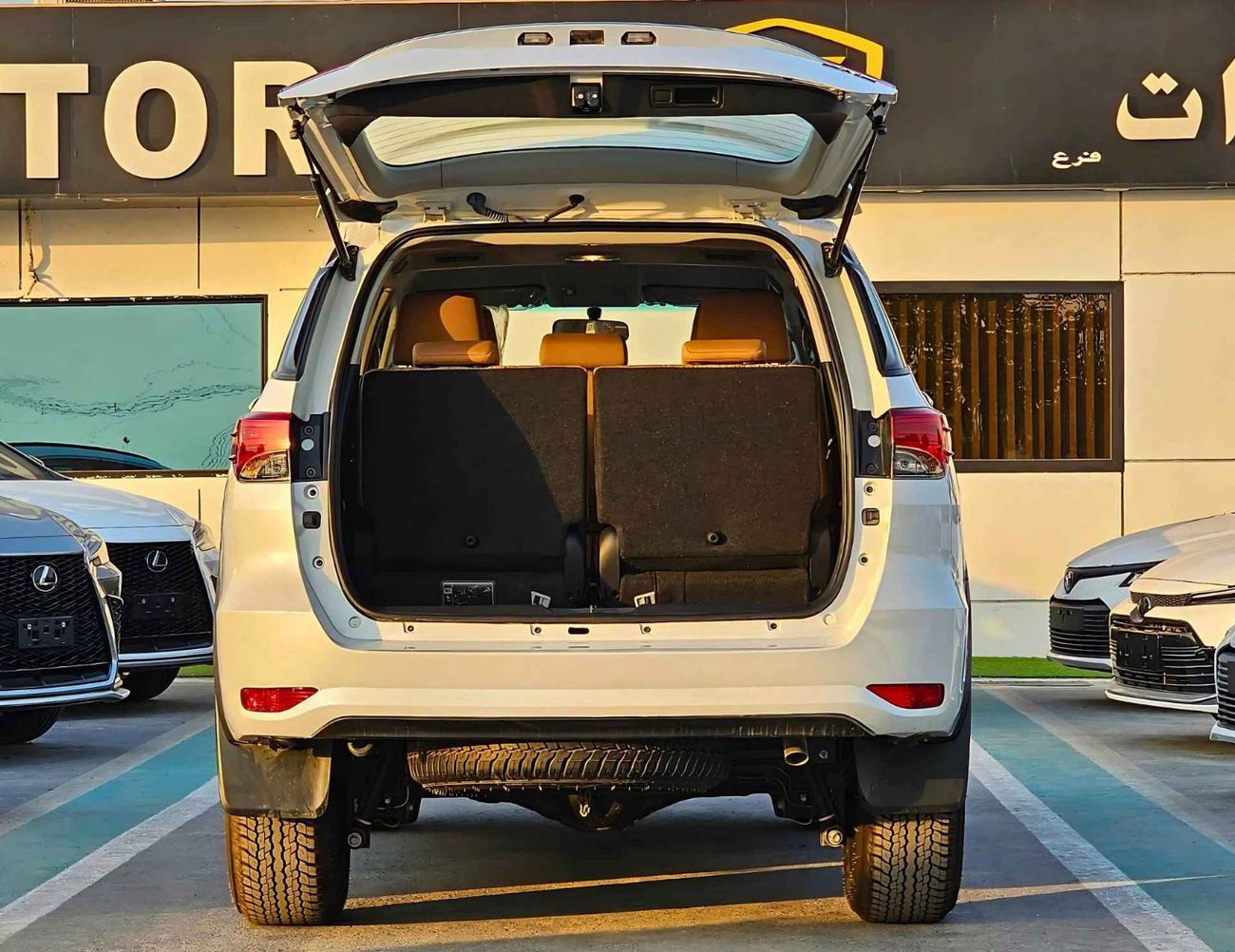 تويوتا فورتونر SR5 / MID OPTION / 2.7L PETROL / AUTO AC / KEY START / (CODE # FPE1)