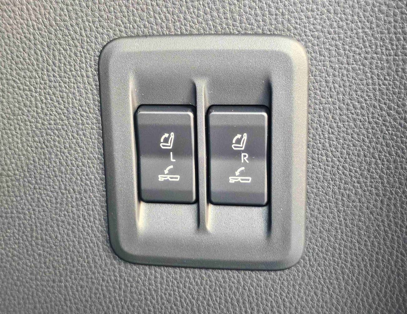 تويوتا برادو LUXURY, 2.8L V4 DIESEL, POWER SEAT WITH 360*CAM / HEADUP WITH SUNROOF (CODE # 68048)