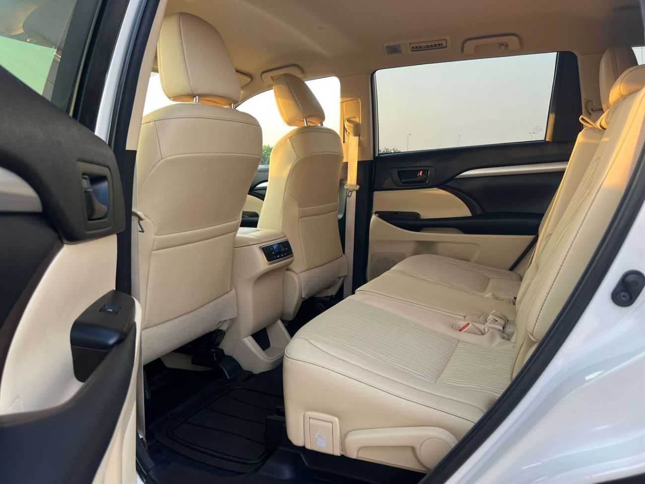 تويوتا هايلاندر 2015 Toyota Highlander LE+ Plus 3.5L V6 - Interior Beige - 7 Seater 4x4 AWD - Electric Seat With Big