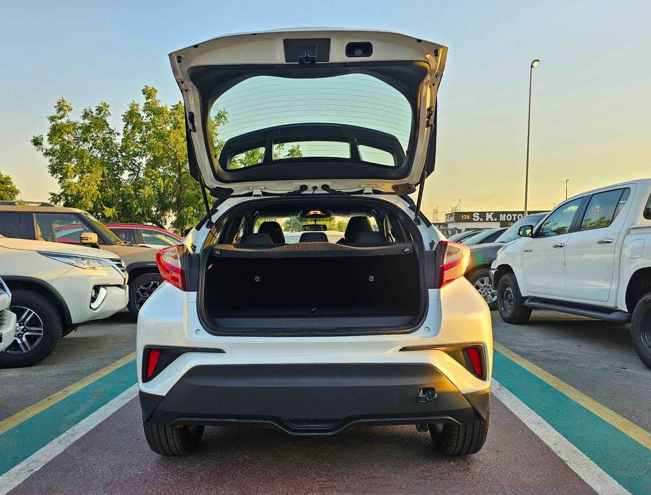 تويوتا CHR LUXURY / 1.8L HYBRID / DOUBLE TONE / PUSH START / LEATHER SEATS / FULL OPTION (CODE# 67991)