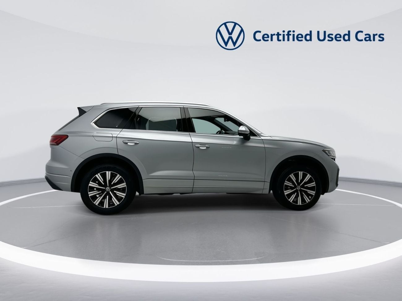 فولكس واجن طوارق ELEGANCE with Sunroof - Leather Seats 3L | 42,100 AED SAVINGS from New Car
