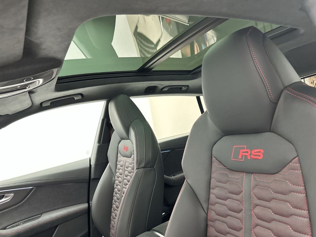 أودي RSQ8 TFSI quattro 4.0L RS Q8 SUV Performance 640hp Black Edition (Ref# 023153)