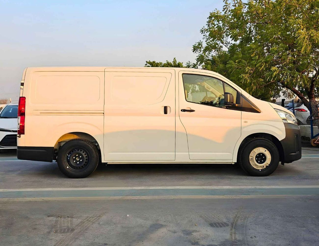 Toyota Hiace CARGO / 3.5L PETROL V6 A/T / REAR CAMERA (CODE # HCPMB2)