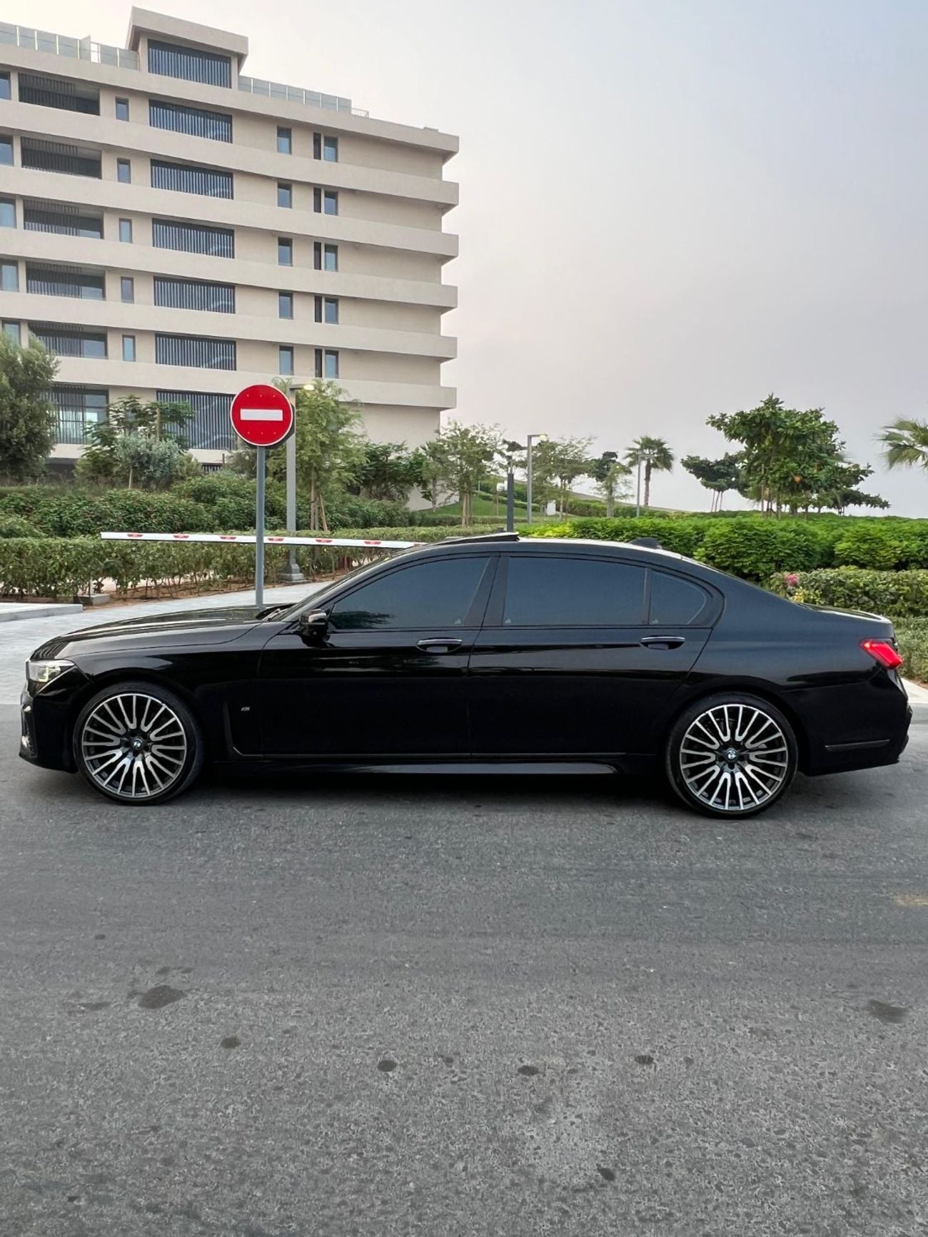 BMW 740i