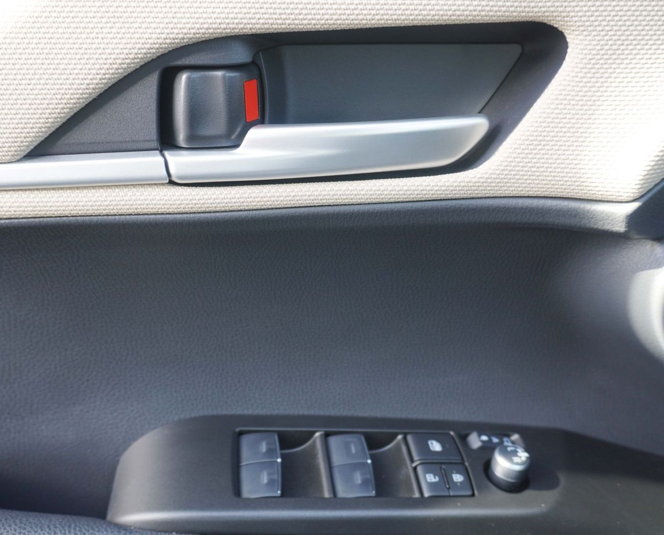 تويوتا كامري 2025 MODEL TOYOTA-CAMRY 2.5L HEV (WITH SUNROOF, 17" AL, REAR CAMERA)