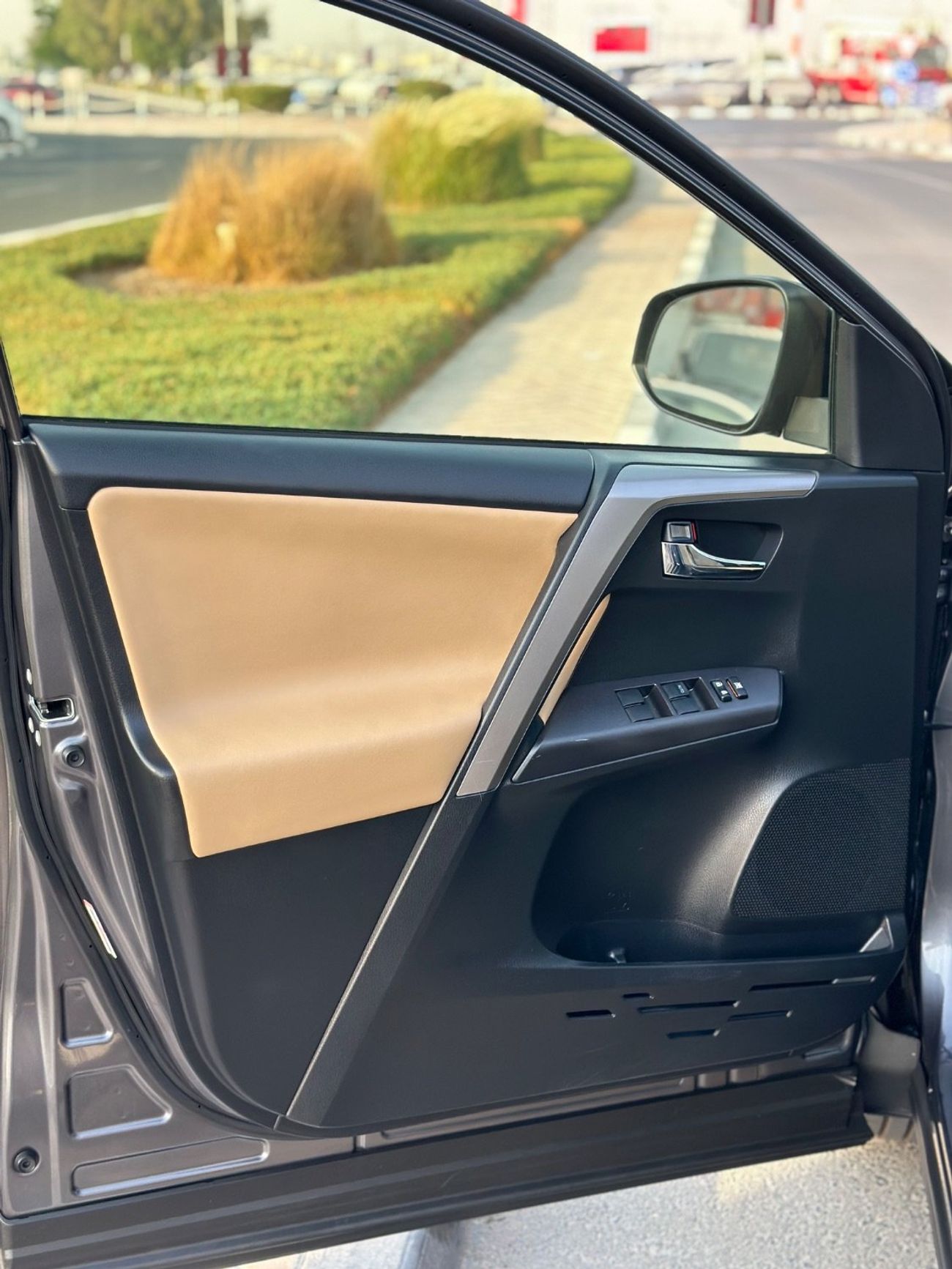 Toyota RAV4 XLE premium Sunroof,Push start,Leather seats