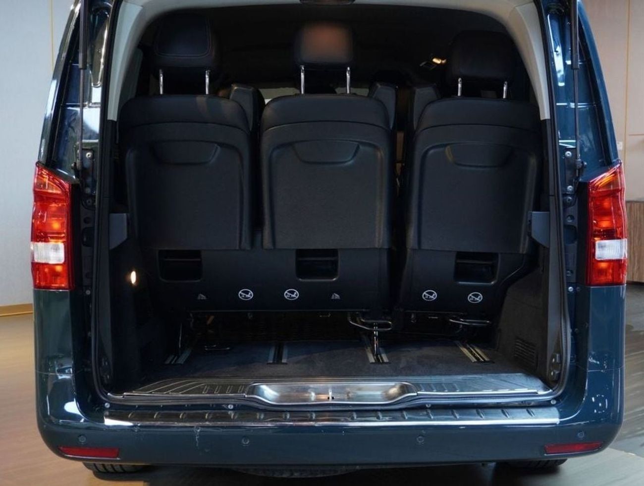 مرسيدس بنز V 250 3.336 PM I Low Mileage I 1 Year Warranty and Service I Good Condition