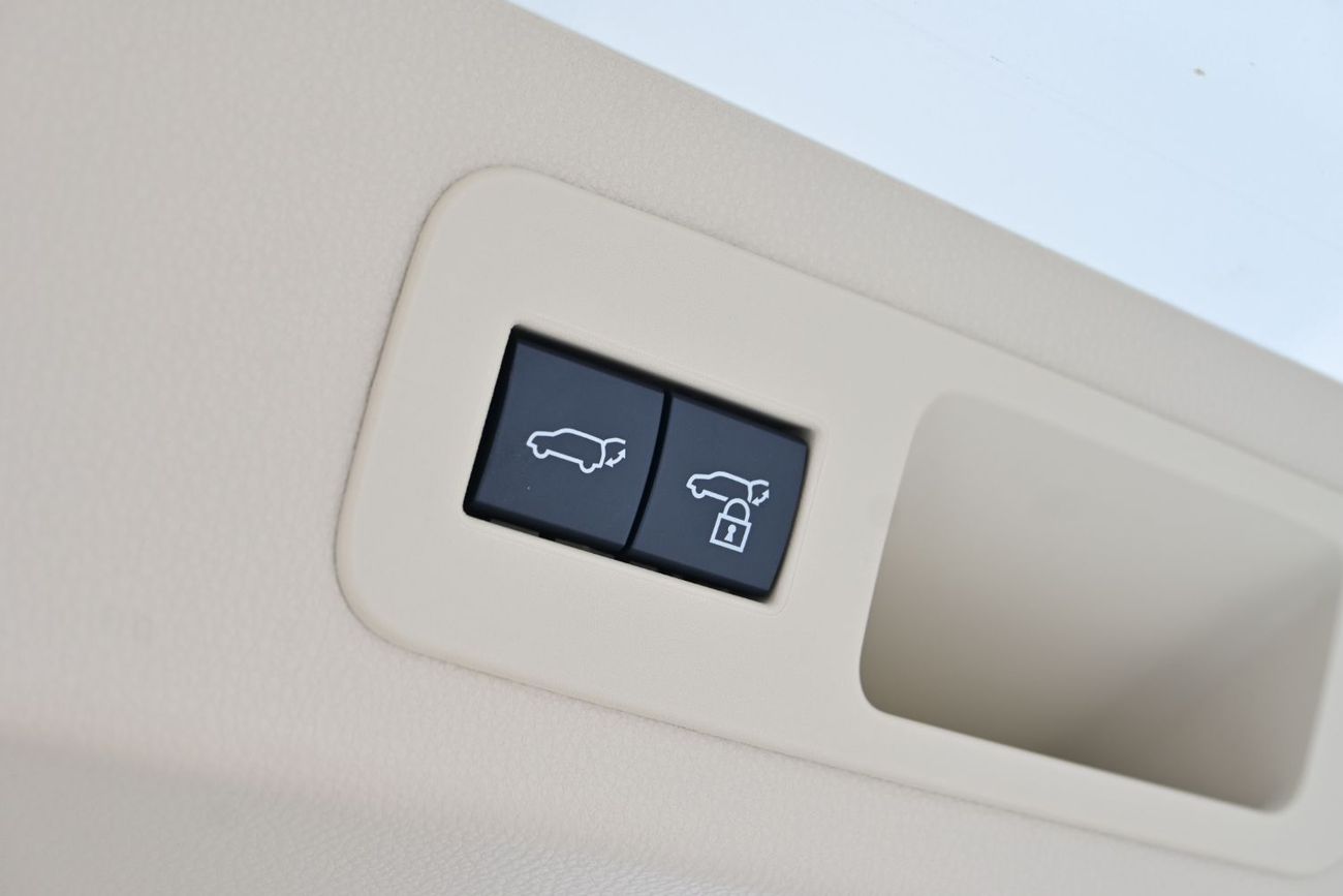 Toyota Land Cruiser GXR 4.0L Toyota Land Cruiser GX-R 4.0L V6 Petrol, 4WD