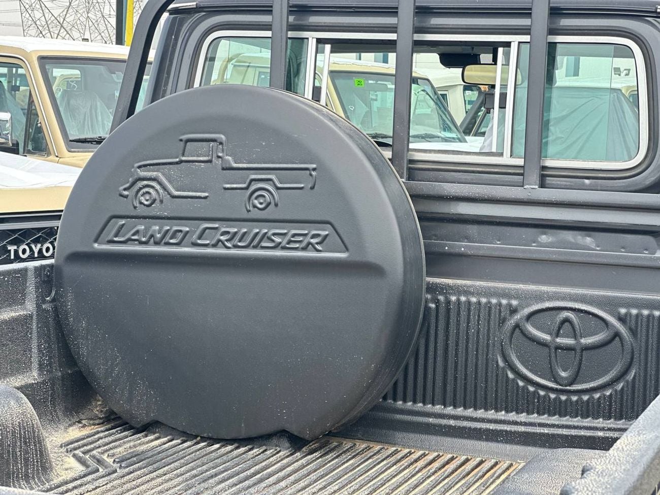 تويوتا لاند كروزر بيك آب S/C LC79 2.8 لتر ديزل أوتوماتيك // 2026 // كاملة المواصفات مع رادار، ثلاجة، قفل تفاضلي، مشغل DVD وكا