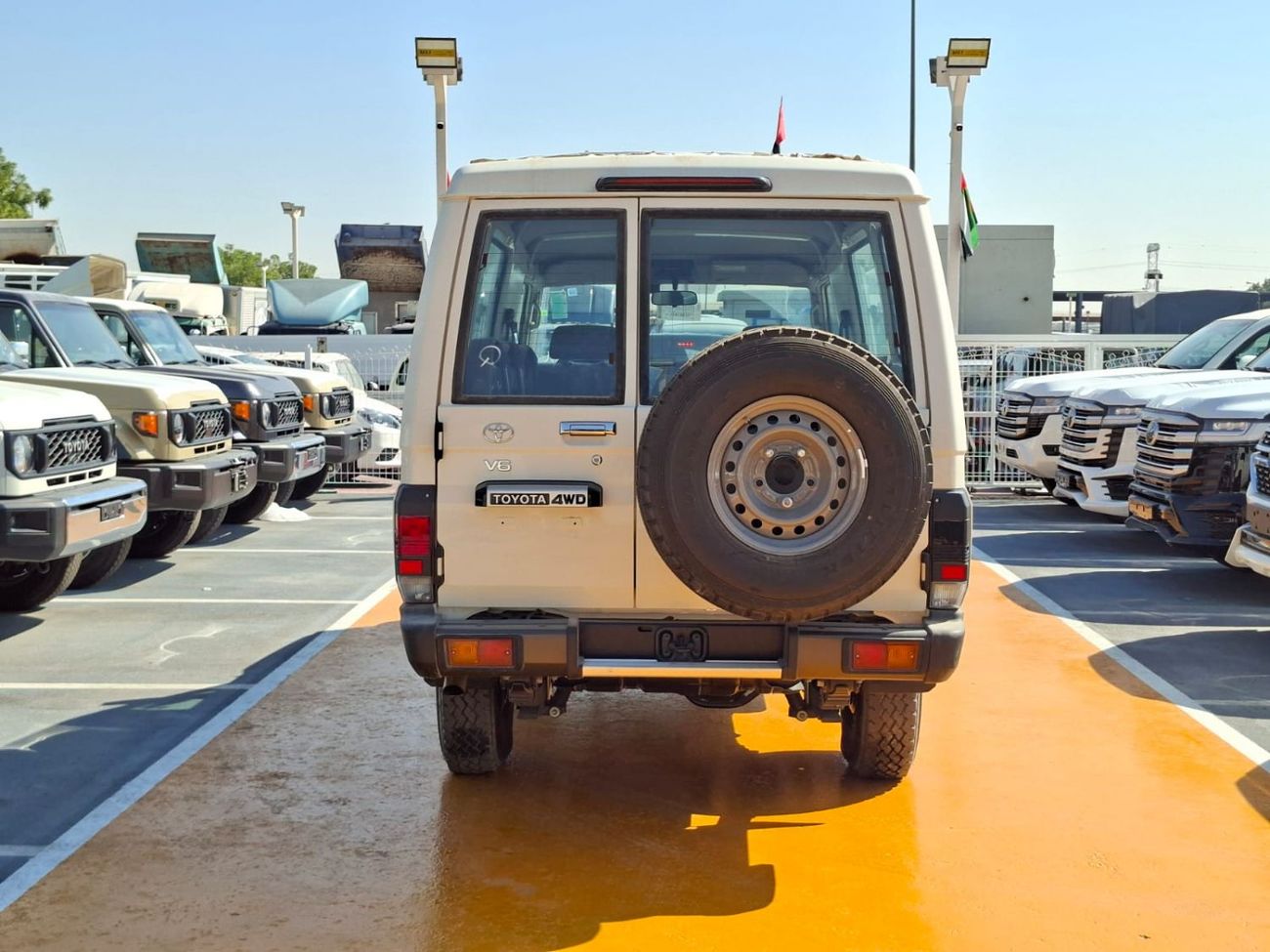 Toyota Land Cruiser 70 DX 4.0L M/T Toyota Land Cruiser LC78 Hardtop 3 Doors Long  MT 4.0L Petrol V6 Two Tank 2025 MID