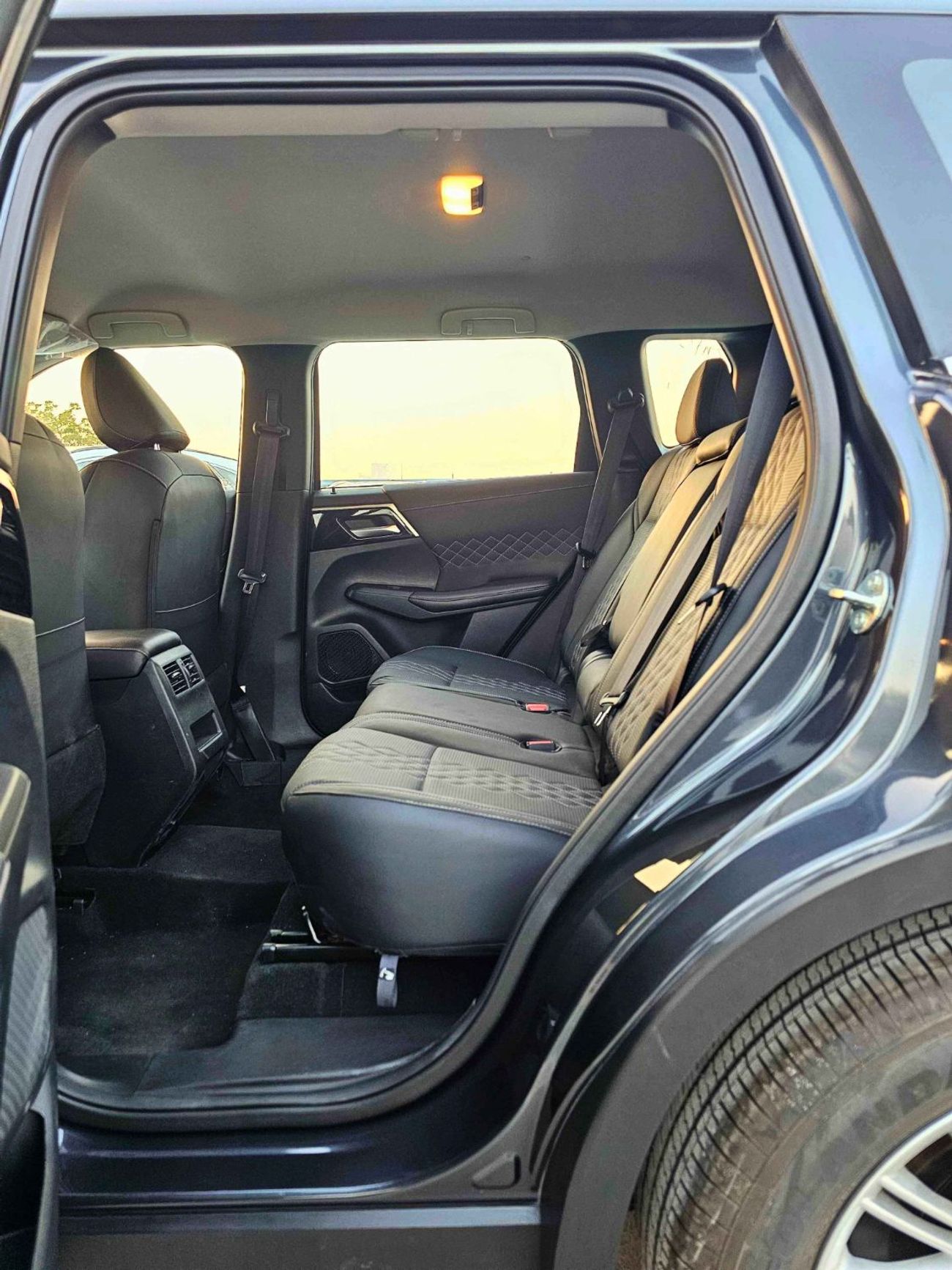 Mitsubishi Outlander 2.5L PETROL / LIMOUSINE LEATHER, FR&RR PARKING SENSOR, DVD+CAMERA / (CODE # F03)   E