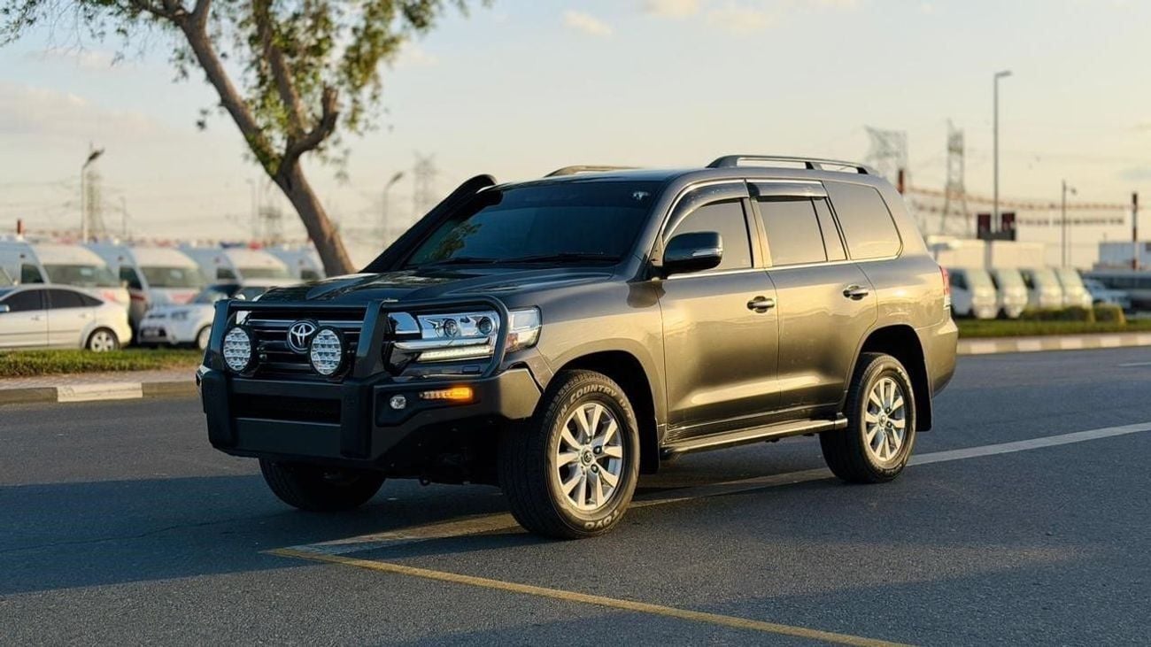 Toyota Land Cruiser 2017 | BULL BAR | PUSH START | SUNROOF | PARKING SENSOR | 4.5L DIESEL ENGINE | POWER SEAT | AT | RHD