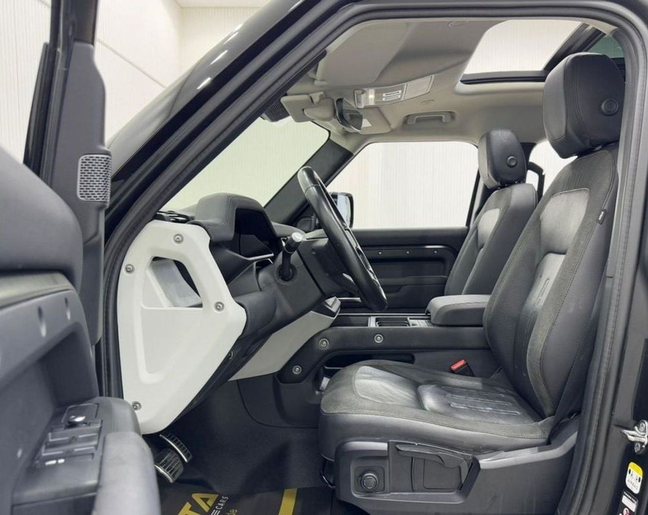 لاند روفر ديفندر 110 S P300 2.0L 2021 Land Rover Defender P300 S 110, Feb 2026 Land Rover Warranty, GCC