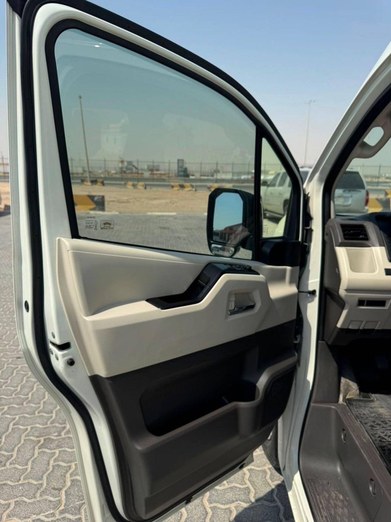 Toyota Hiace DLS - STD ROOF