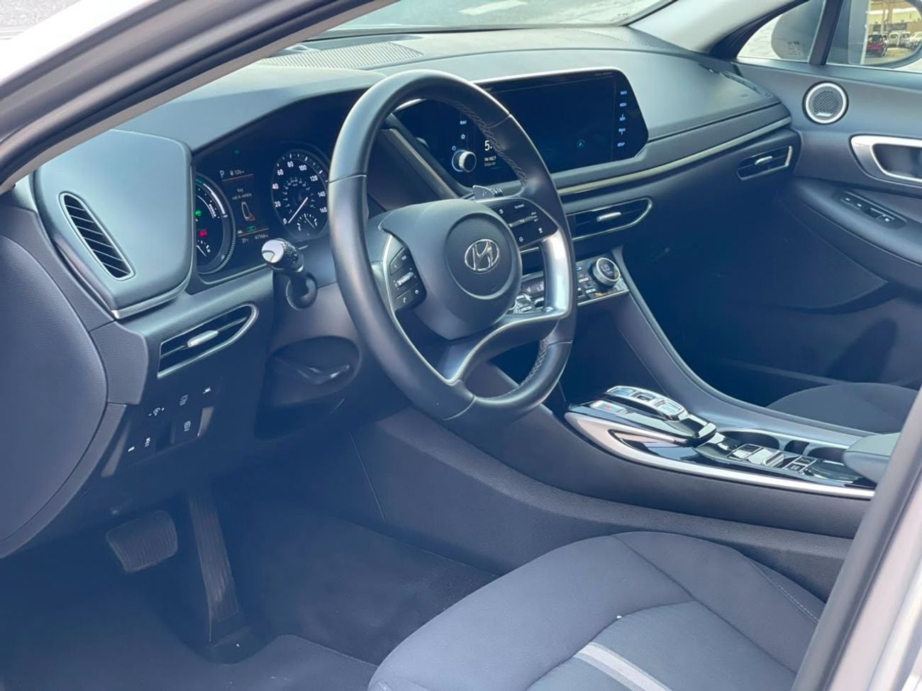 Hyundai Sonata SE / V4 HYBRID / BIG RIMS / RADAR / BLIND SPOTS / WIRLESS CHARGE / BOSE SOUND SYSTEM