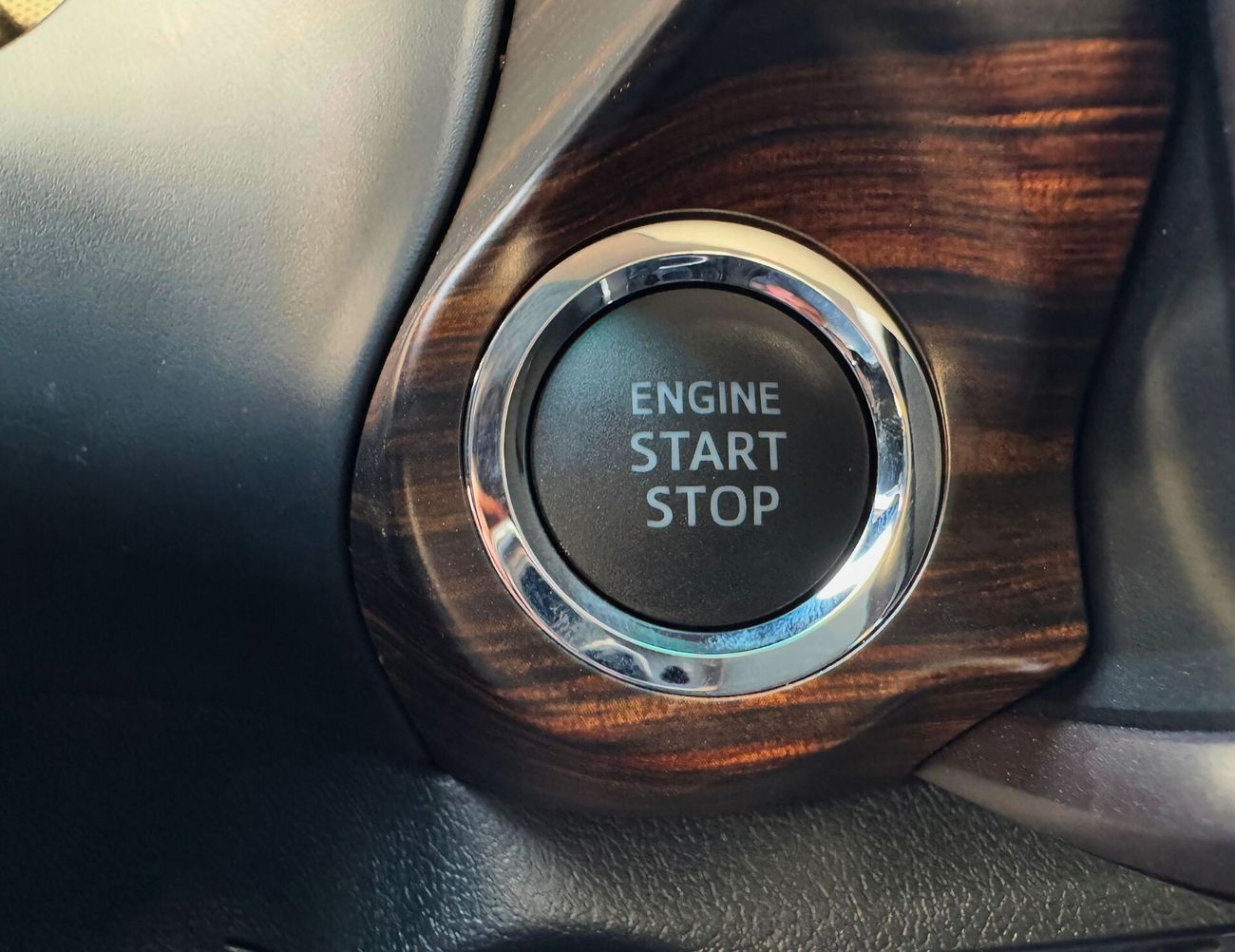 Toyota Hilux SR5 | 2.7L V4 | M/T | DVD CAMERA | 4X4 | WOOD TRIM | FULL OPTION | 2025 MY